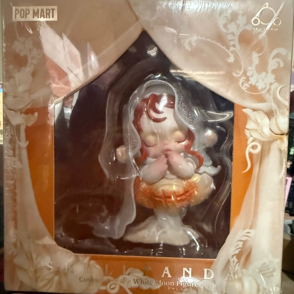Skullpanda Covenant of the White Moon figurine
